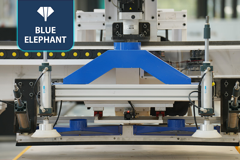 EK2直排換刀加工中心+上下料貼標