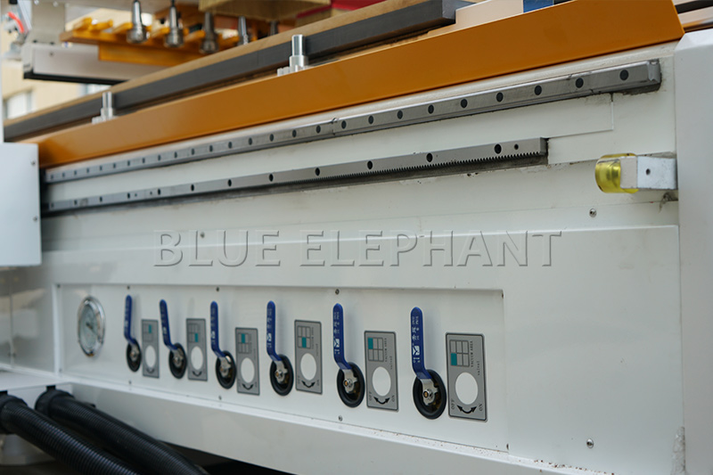 自動貼標直排換刀帶排鉆加工中心